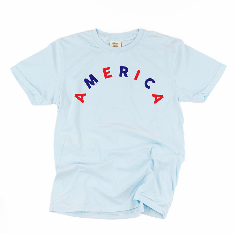 AMERICA (Arched) - Red + Blue - SHORT SLEEVE COMFORT COLORS TEE