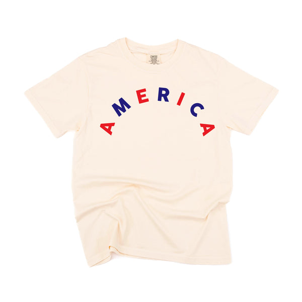 AMERICA (Arched) - Red + Blue - SHORT SLEEVE COMFORT COLORS TEE