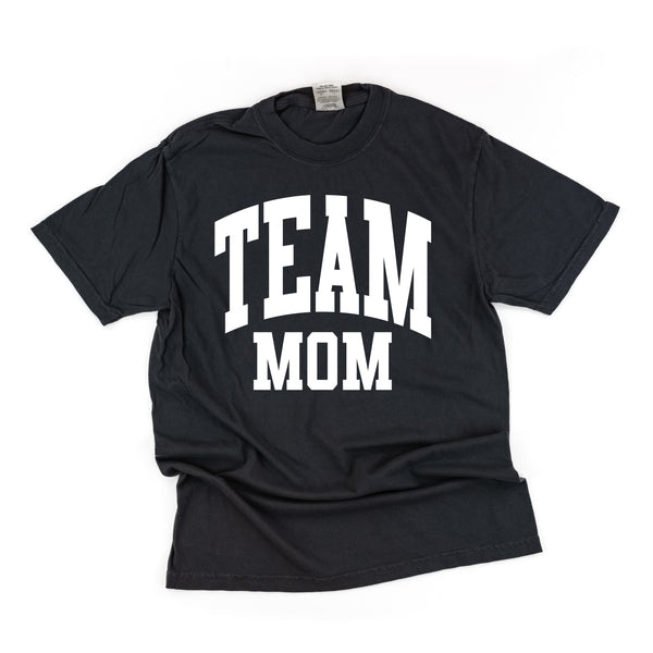 Varsity Style - TEAM MOM - SHORT SLEEVE COMFORT COLORS TEE