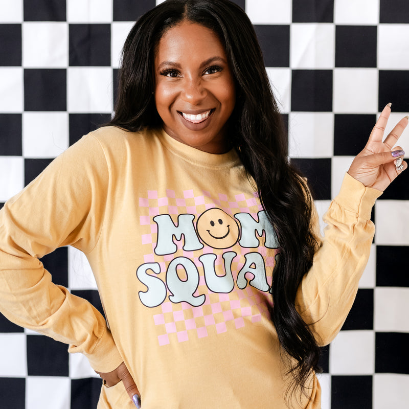 THE RETRO EDIT - Mom Squad - LONG SLEEVE COMFORT COLORS TEE