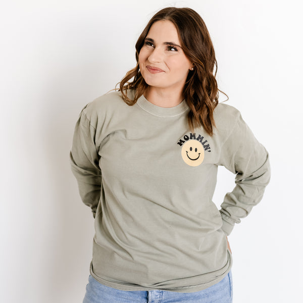 THE RETRO EDIT - Mommin' Smiley Pocket on Front w/ Mommin' All Day Everyday Full on Back - LONG SLEEVE COMFORT COLORS TEE