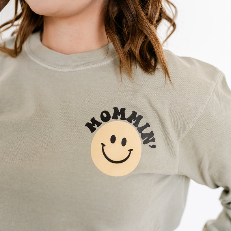 THE RETRO EDIT - Mommin' Smiley Pocket on Front w/ Mommin' All Day Everyday Full on Back - LONG SLEEVE COMFORT COLORS TEE