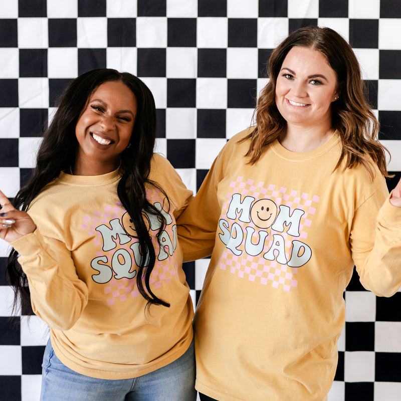 THE RETRO EDIT - Mom Squad - LONG SLEEVE COMFORT COLORS TEE