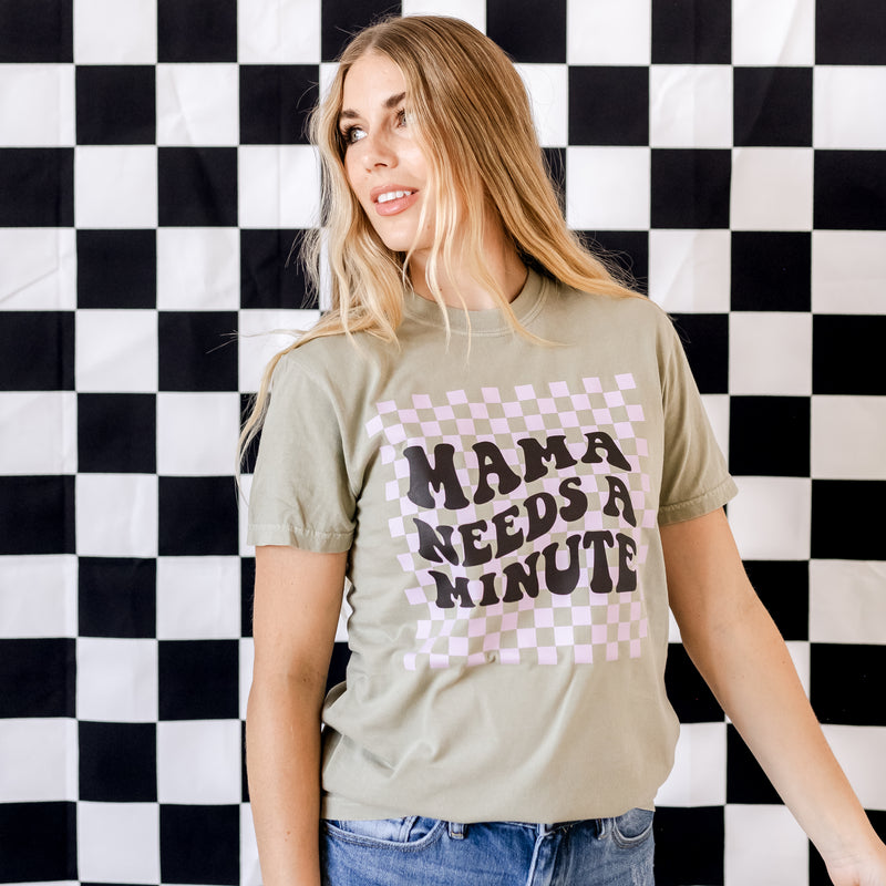 THE RETRO EDIT - Mama Needs a Minute - SHORT SLEEVE COMFORT COLORS TEE