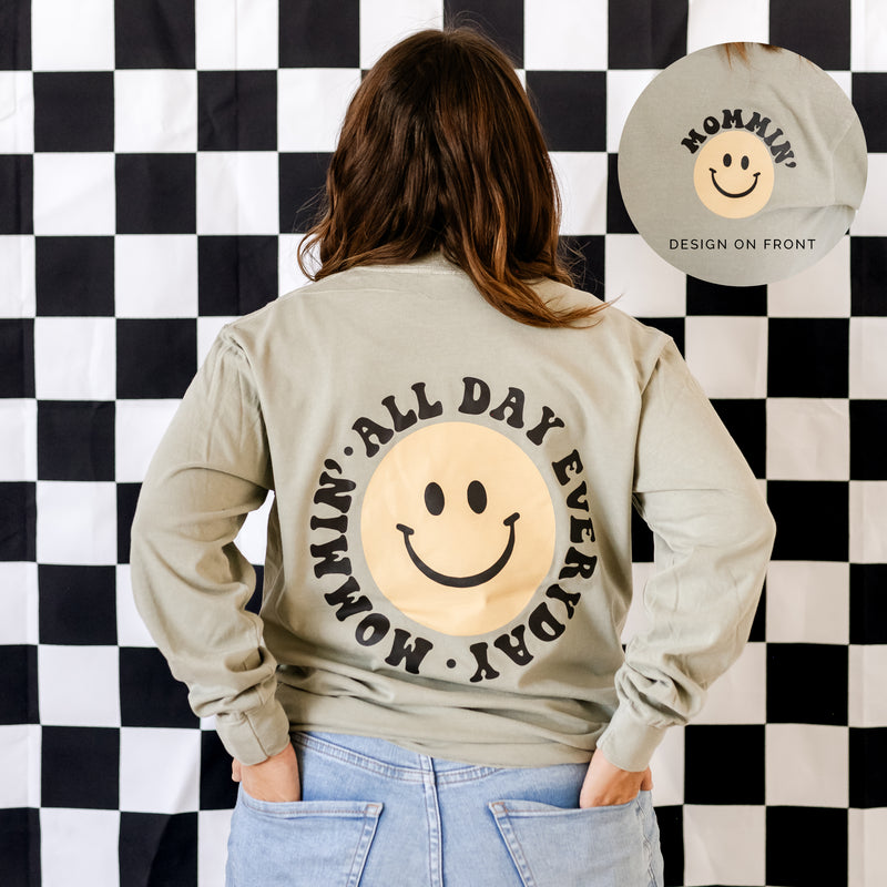 THE RETRO EDIT - Mommin' Smiley Pocket on Front w/ Mommin' All Day Everyday Full on Back - LONG SLEEVE COMFORT COLORS TEE