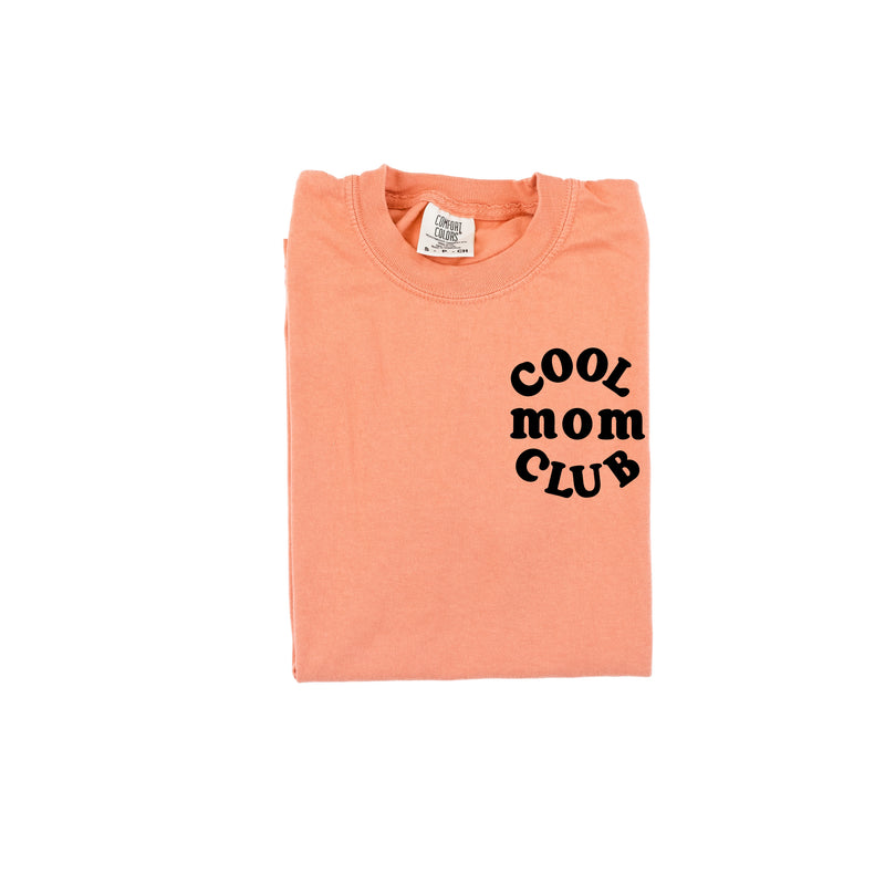 COOL Mom CLUB - Pocket Design - SHORT SLEEVE COMFORT COLORS TEE