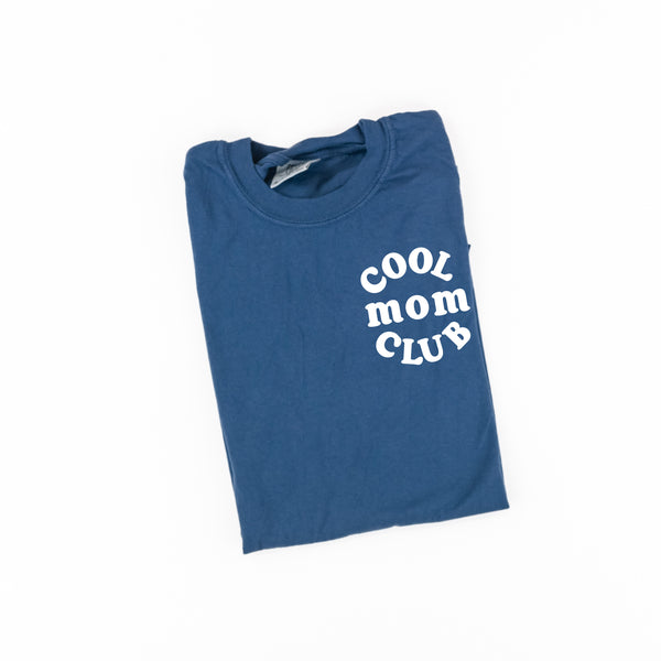 COOL Mom CLUB - Pocket Design - SHORT SLEEVE COMFORT COLORS TEE