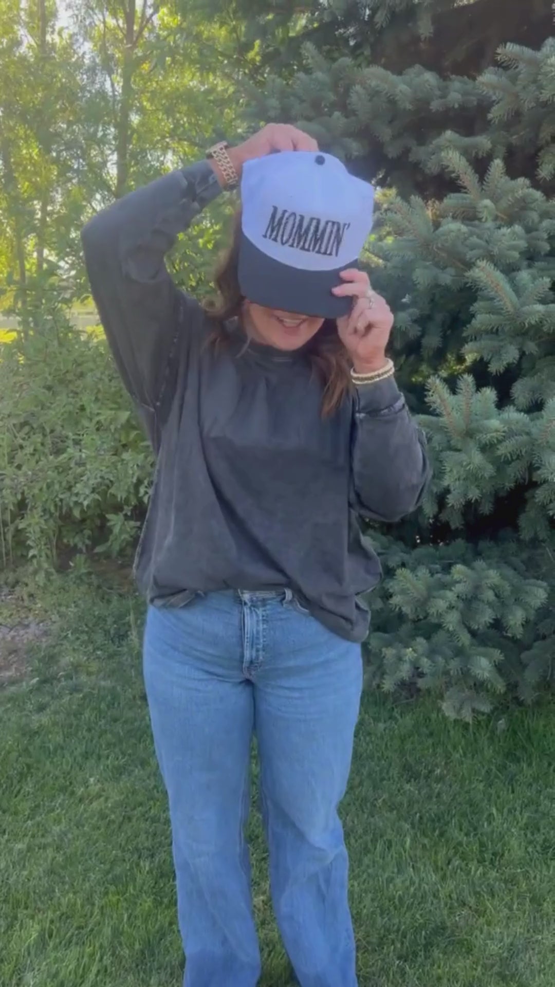 MOMMIN' - Puff Embroidered Trucker Hat