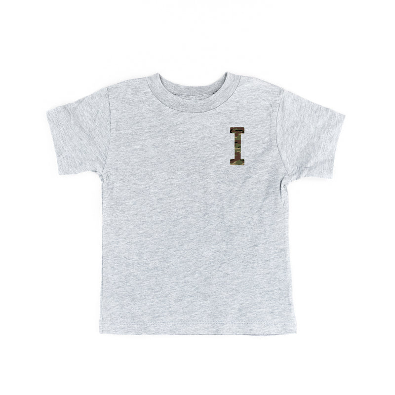 CAMO INITIAL TEE - Short Sleeve Child Shirt