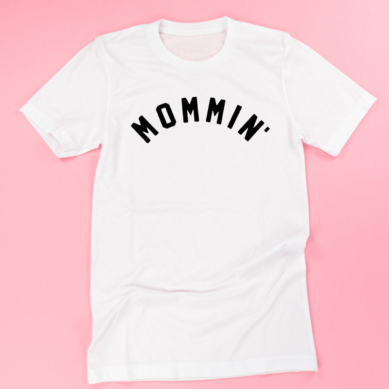 MOMMIN' - (Arched) - Unisex Tee