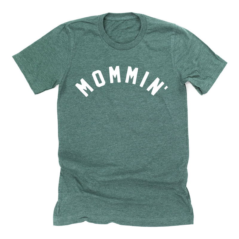 MOMMIN' - (Arched) - Unisex Tee
