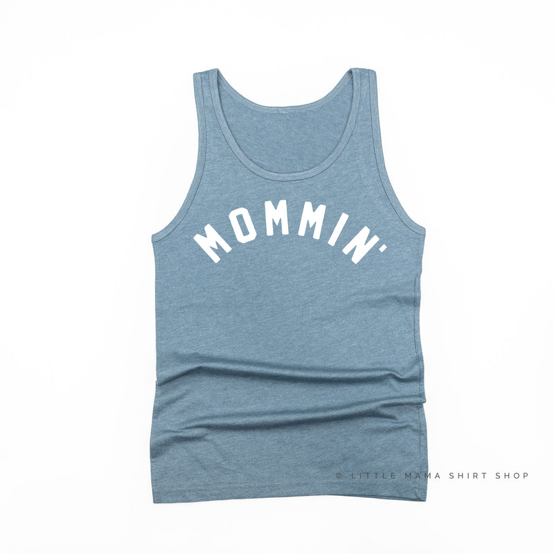 Mommin' - Arched - Unisex Jersey Tank