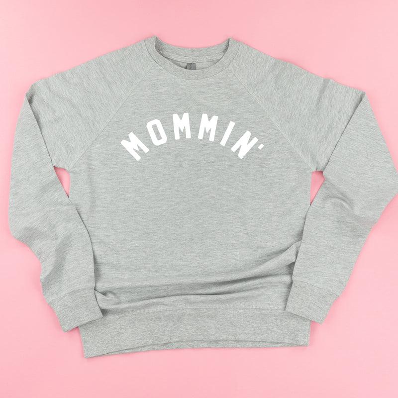 MOMMIN' - (Arched) - Lightweight Pullover Sweater